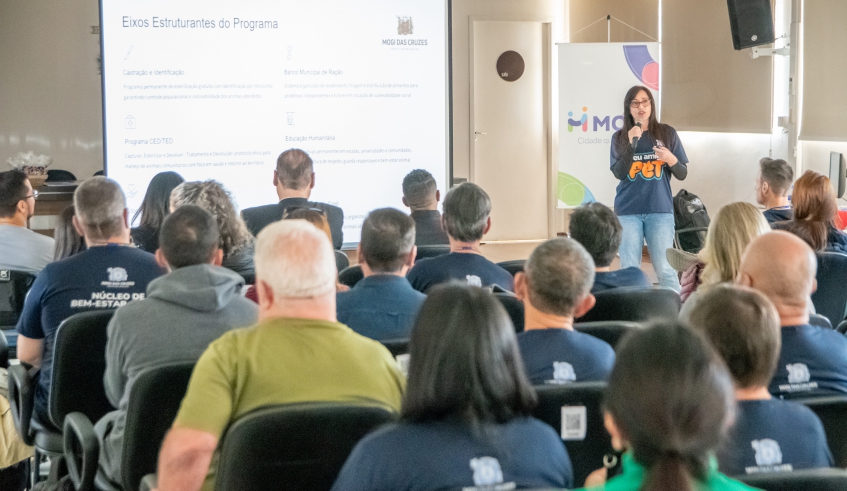 Veterinária Margareth Cunha ministrou a palestra, que contou com a presença de protetores animais, tutores e pessoas interessadas no tema (Divulgação/PMMC)