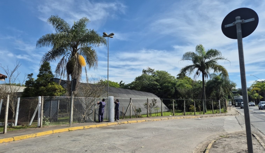 Tela de proteção do Viveiro Municipal vem sendo trocada, como parte da reforma e ampliação conduzida pela Secretaria do Clima e Meio Ambiente (Divulgação/PMMC)