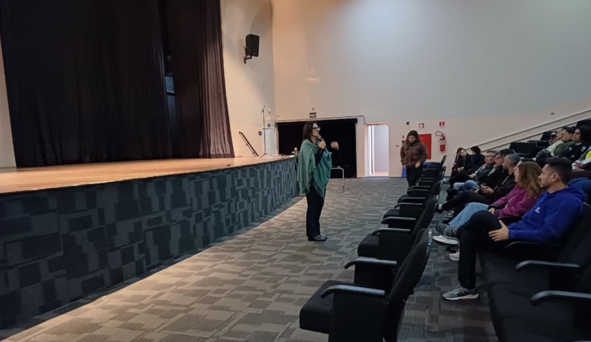 A abertura contou com a presença da secretária de Educação, Cláudia Romanos, que reforçou a importância do aprendizado para todos os profissionais. (Divulgação/PMMC)
