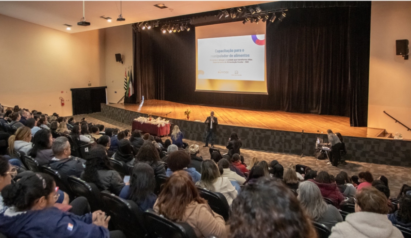 O encontro de manipuladores de alimentos 2026 contou com palestras e o anúncio de ações de valorização. (Divulgação/PMMC)