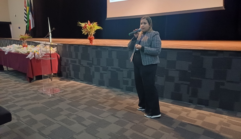 A nutricionista responsável técnica do DAE, Sara Monteiro, apresentou o tema “Autocuidado e Boas Práticas: A receita para uma alimentação segura”. (Divulgação/PMMC)