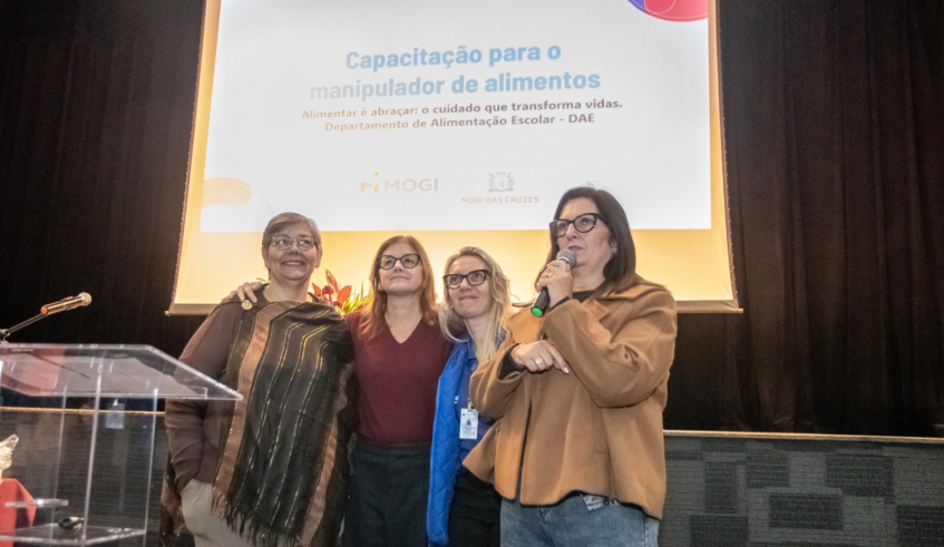Encontro contou com a prefeita Mara Bertaiolli, a secretária de Educação, Claudia Romanos, a adjunta da Pasta, Catia Moyano e a diretora do Departamento de Alimentação Escolar (DAE), Edmila Pivoto. . . .