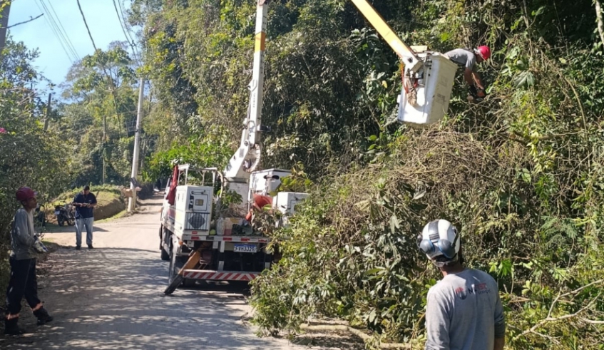 Botujuru recebeu por três dias consecutivos trabalhos de roçada, nivelamento, cascalhamento e limpeza de vias, além da Operação Tapa-Buraco (Divulgação/ PMMC)
