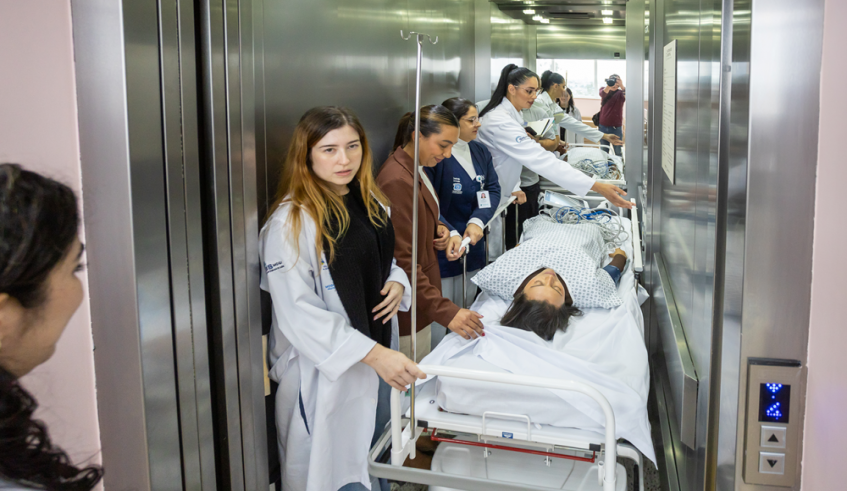 Equipe simulou atendimento a uma mãe de recém-nascido que teve complicações após o parto (Divulgação/PMMC)