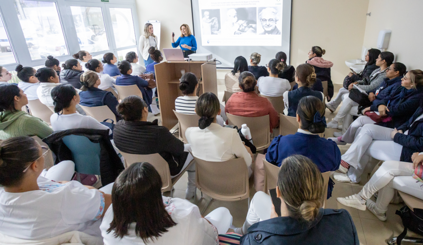 Antes da simulação, equipe recebeu treinamento teórico com médica referência nacional em neonatologista (Divulgação/PMMC)