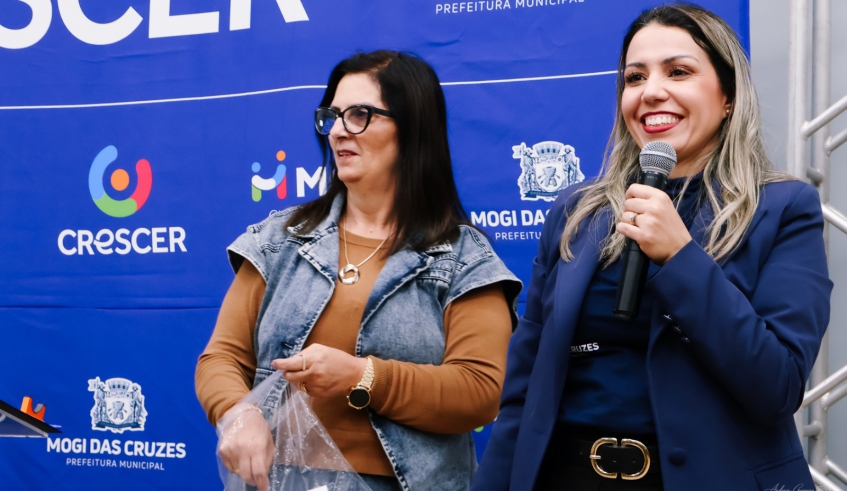 A secretária de Educação, Claudia Romanos, parabenizou os alunos e Gisele Rodrigues, responsável pelo CRESCER, fez um balanço do programa. (Divulgação/Andrea Guerreira)