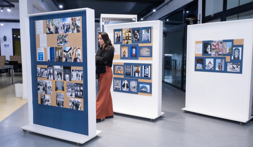 Os participantes foram recebidos pela exposição “O Olhar Feminino na Fotografia: Sensibilidade, Presença e Autonomia”, orientada pela fotógrafa e jornalista Monica Antunes. (Divulgação/Monica . . .