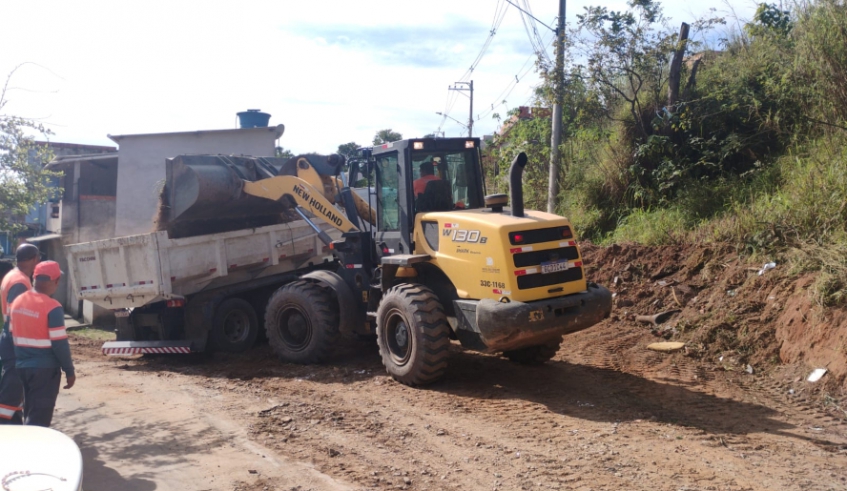 Equipes da Secretaria de Serviços Urbanos e Zeladoria fizeram no último fim de semana mutirão no Piatã, desobstrução de estradas e melhorias de drenagem (Divulgação/ PMMC)