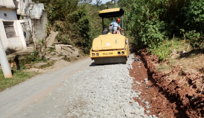 Equipes da Secretaria de Serviços Urbanos e Zeladoria fizeram no último fim de semana mutirão no Piatã, desobstrução de estradas e melhorias de drenagem (Divulgação/ PMMC)