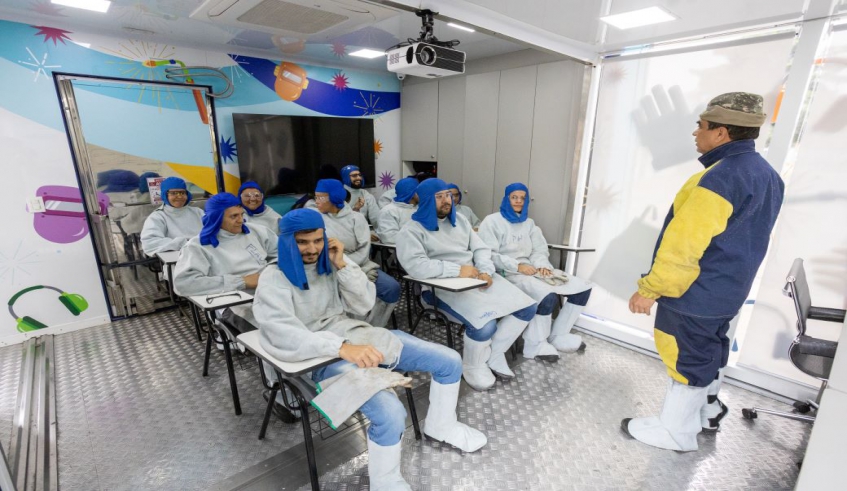 Mara Bertaiolli e Cristiane Freitas fizeram uma visita à carreta do Programa Caminho da Capacitação