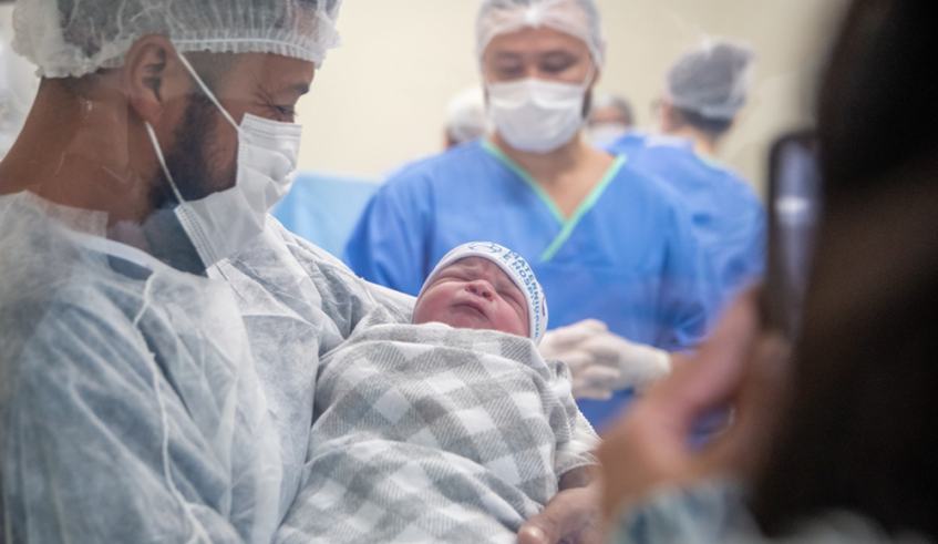 Levi foi o segundo bebê a nascer na Maternidade e a ser visto logo nos primeiros minutos pelos familiares através da Janela da Vida (Divulgação/PMMC)