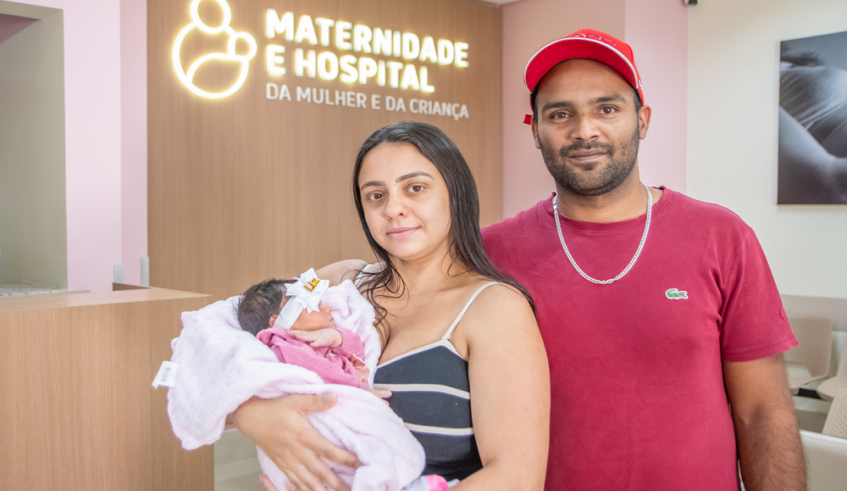Bianca, Liz e Renan deixaram a Maternidade e Hospital da Mulher e da Criança na tarde desta quinta-feira (Divulgação/PMMC)