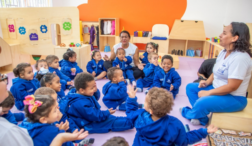 O novo espaço contribui para o brincar, a exploração do espaço, o movimento livre, a autonomia da criança e suas interações com os cuidadores. (Divulgação/PMMC)