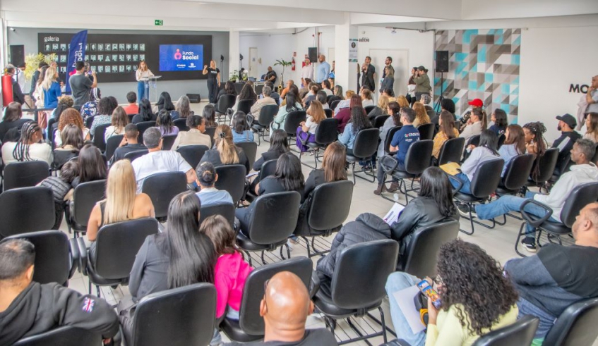 Evento foi realizado no hall de entrada do prédio da Prefeitura de Mogi das Cruzes, reunindo formandos, familiares, professores e voluntários do Fundo Social