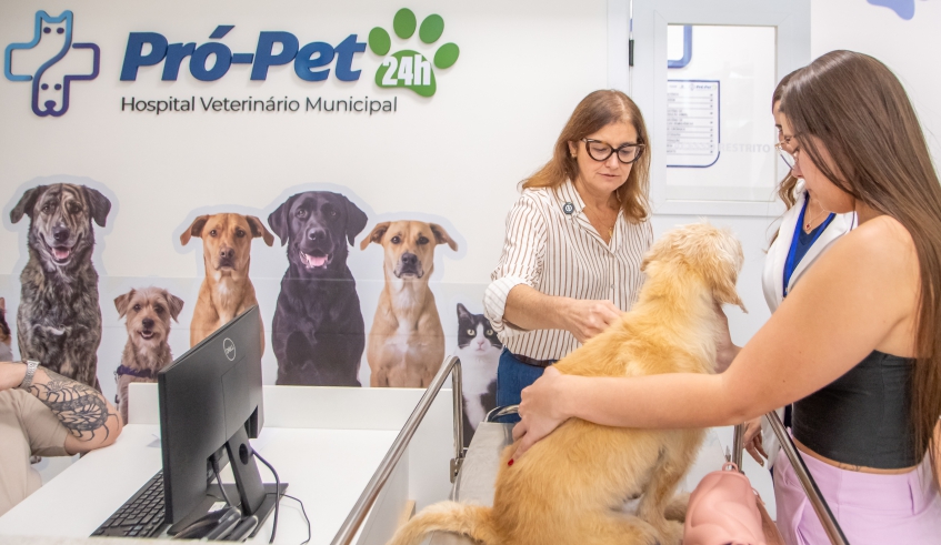 Prefeita Mara Bertaiolli percorreu as dependências do novo hospital e conversou com os mogianos que levaram seus pets para serem atendidos no local (Divulgação/PMMC)