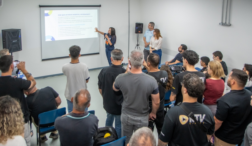 Coordenadora do Núcleo de Bem-Estar Animal (Nubea), veterinária Margareth Cunha, fez uma apresentação na qual detalhou o funcionamento do hospital à imprensa (Divulgação/PMMC)