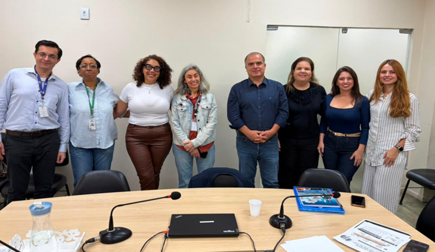 Vice-prefeito Téo Cusatis e secretária Rebeca Barufi foram com parte da equipe da Saúde à Secretaria de Estado para buscar melhorias para Mogi (Divulgação/PMMC)