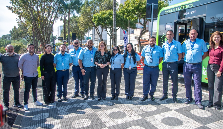 Prefeita Mara Bertaiolli, ao lado de funcionários que vão trabalaho no novo veículo e vereadores que compareceram ao evento de apresentação (Divulgação/PMMC)