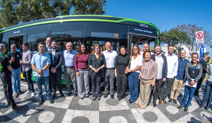 Prefeita Mara Bertaiolli, ao lado de secretários municipais e vereadores, durante apresentação do ônibus 100% elétrico, em frente à Prefeitura (Divulgação/PMMC)