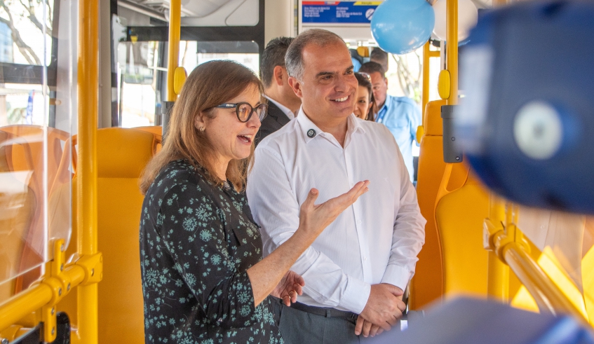 Prefeita Mara Bertaiolli e o vice Téo Cusatis conheceram o ônibus elétrico, que terá zero emissão de poluentes e atenderá linhas na região leste (Divulgação/PMMC)