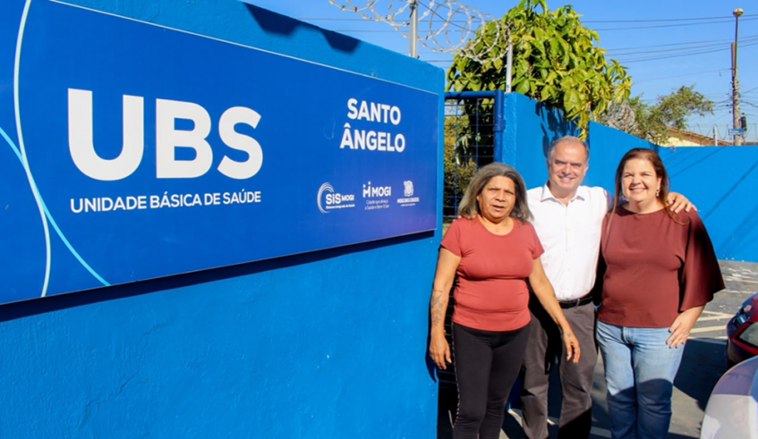 O vice-prefeito Téo Cusatis e a secretária municipal de Saúde e Bem-Estar, Rebeca Barufi, acompanharam a entrega da prótese à paciente Amanda (Divulgação/PMMC)