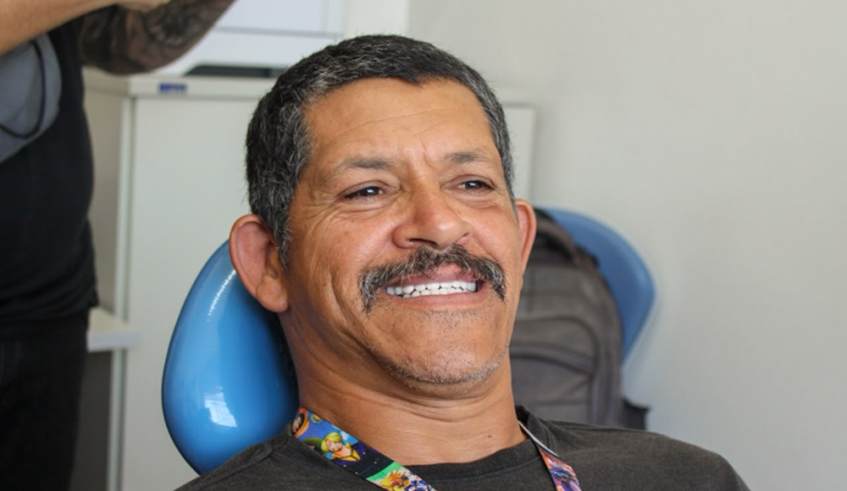 O mogiano Donizeti comemorou o novo sorriso depois de dez anos sofrendo com a falta de dentes (Divulgação/PMMC)