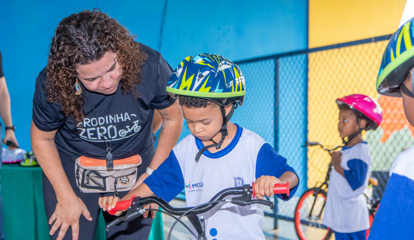 A iniciativa utiliza a bicicleta como ferramenta pedagógica para promover o desenvolvimento integral das crianças. Está sendo realizada em três creches da cidade. (Divulgação/PMMC)