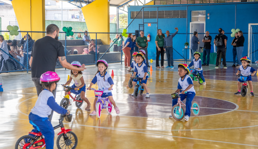 Cada uma das unidades contempladas recebe 35 bicicletas, além de cadeirinhas. triciclos adaptados, paraciclos, kit de ferramentas, bombas de pé, capacetes e squeezes. (Divulgação/PMMC)
