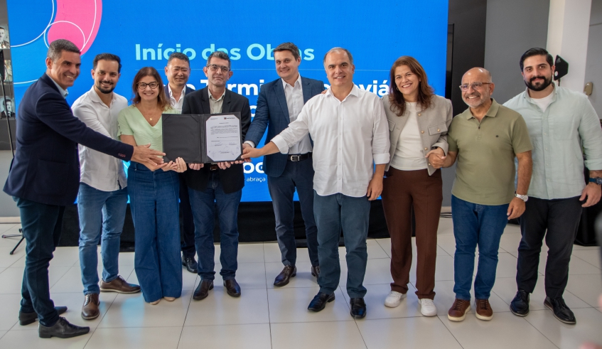 Prefeita Mara Bertaiolli e o vice Téo Cusatis, ao lado de representantes da concessionária Atlântica, secretários e vereadores que prestigiaram o evento (Divulgação/PMMC)