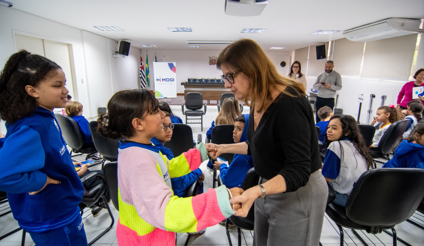 A prefeita destacou a importância da proximidade e do diálogo com os estudantes. (Divulgação/PMMC)