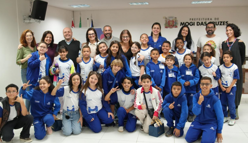 Cerca de 28 conselheiros mirins das escolas municipais Profª Noêmia Real FIdalgo, no Jardim Maricá, e Profª Maria Eugênia Fochi de Araújo, no Parque Residencial Itapety, estiveram com a prefeita . . .