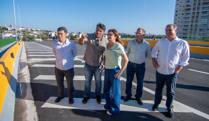 Secretários municipais conversam com a prefeita Mara Bertaiolli durante a vistoria técnica ao viaduto Mário Celso Gomes da Silva, que está concluído (Divulgação/PMMC)