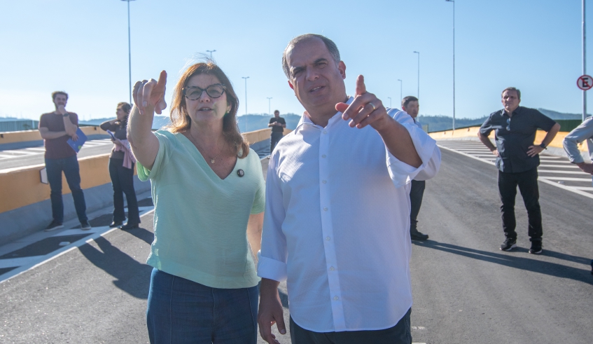 Prefeita Mara Bertaiolli e o vice Téo Cusatis durante a vistoria técnica: atual gestão solucionou pendências administrativas e concluiu a obra (Divulgação/PMMC)