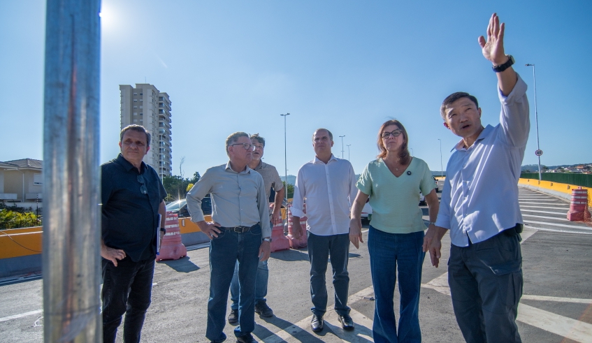 Ao lado de secretários municipais, prefeita Mara Bertaiolli percorreu o viaduto Mário Celso Gomes da Silva na tarde de quinta-feira, dia 27 de agosto (Divulgação/PMMC)