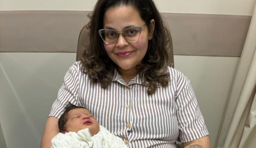 Pedro Guilherme, na foto com a mãe Priscila, é o 100º bebê a nascer na Maternidade Municipal (Divulgação - PMMC)