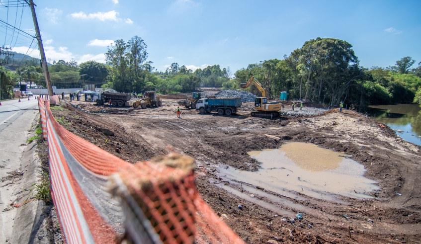 Máquinas e funcionários da empresa Souza Compec trabalham atualmente na limpeza do terreno e nas primeiras ações de construção da nova ponte (Divulgação/PMMC)