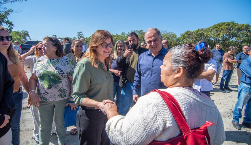 Moradora da região que acompanhou a visita cumprimenta a prefeita Mara Bertaiolli pelas obras da nova ponte da Volta Fria, que já estão em andamento (Divulgação/PMMC)