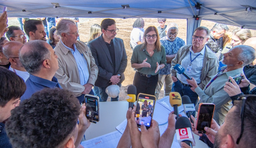 Em coletiva à imprensa que acompanhou a visita, prefeita Mara Bertaiolli deu detalhes da obra, que já está em pleno andamento na Volta Fria (Divulgação/PMMC)