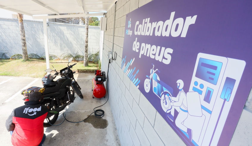 Pit Stop conta com diversas estruturas para facilitar o trabalho dos profissionais, como um espaço para pequenos reparos e calibrador para os pneus das motos (Divulgação/PMMC)