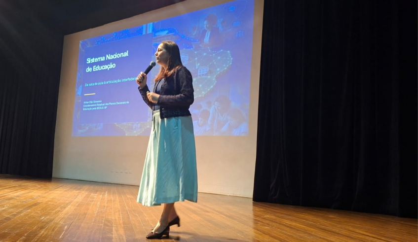 A primeira palestra abordou o Sistema Nacional de Educação (SNE), instituído pela Lei Complementar Federal nº 220 de 31 de outubro de 2025. (Divulgação/PMMC)