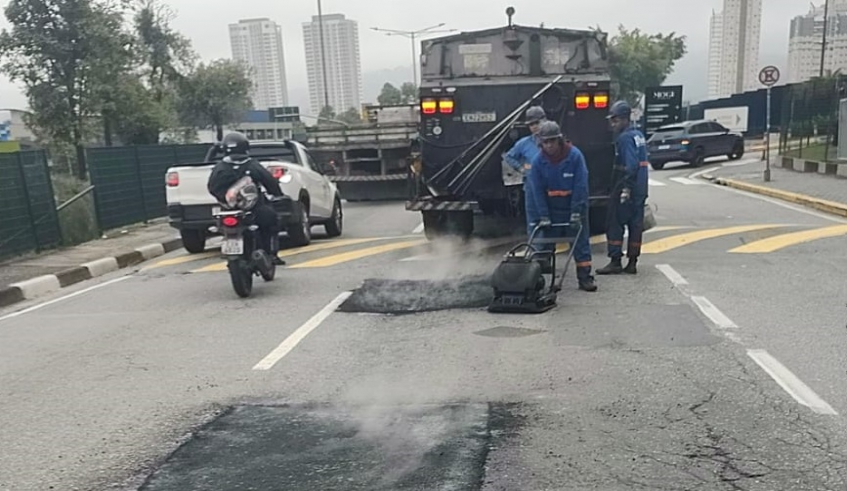 Avenida Manoel Bezerra de Lima Filho foi contemplada com operação nesta terça-feira, dia 15 de setembro, o que contribuiu para a melhoria do tráfego (Divulgação/PMMC)