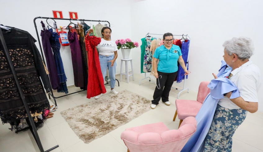 Projeto oferecer dignidade, inclusão e apoio para mulheres que não podem comprar um vestido em datas especiais