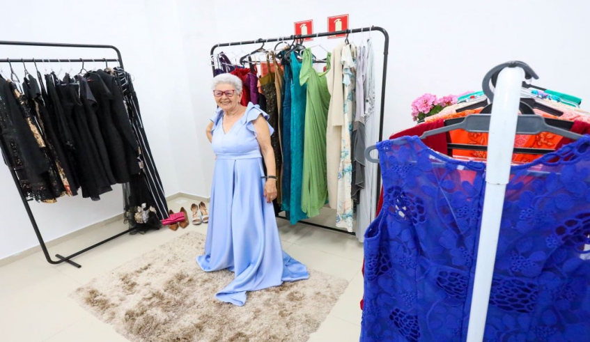 Aposentada Maria Aparecida Bento Machado, 80 anos, foi a primeira munícipe a retirar um traje emprestado