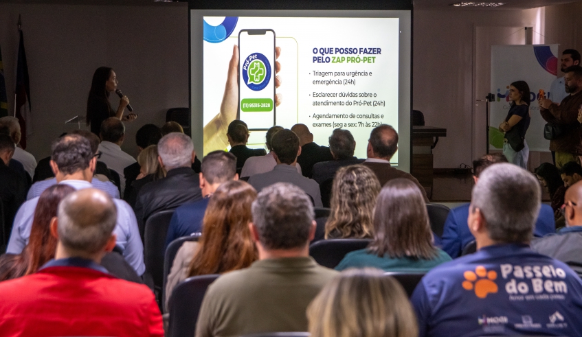 A coordenadora de Proteção e Bem-Estar Animal, veterinária Margareth Cunha, detalhou o funcionamento do novo whatsapp ao público presente (Divulgação/PMMC)