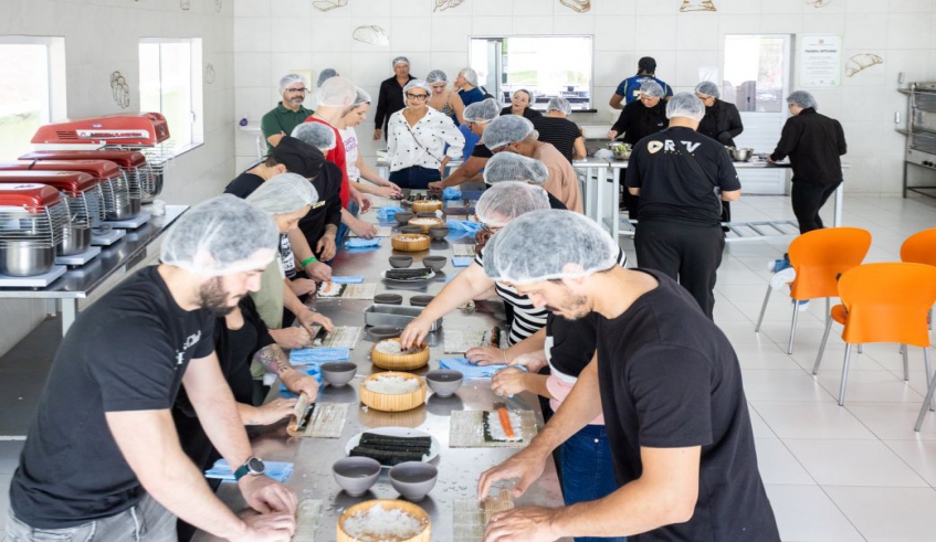 Os alunos puderam montar os próprios sushis e também receberam certificados de participação