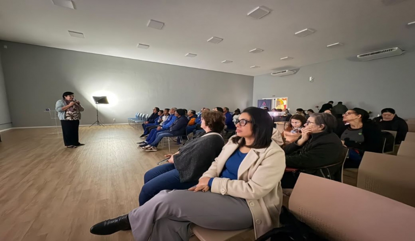 A Secretaria Municipal da Longevidade, em parceria com o Instituto Rita Miranda, promoveu a palestra “Alzheimer: O Cuidado das Memórias que Ficam”