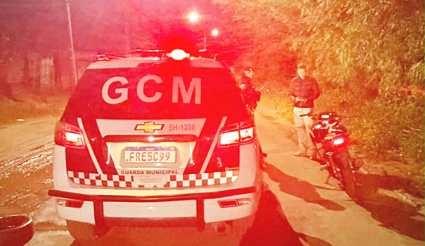 Guarda Civil Municipal abordou uma motocicleta que trafegava sem placas e prendeu o passageiro, que tinha mandado de prisão por roubo (Divulgação/PMMC)