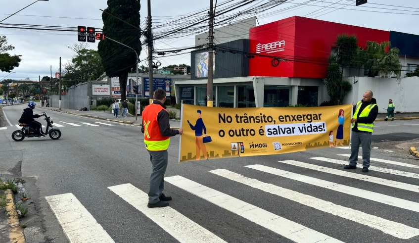 Ação levou conscientização sobre educação para o trânsito e segurança viária para o cruzamento das avenidas Francisco Ferreira Lopes e Saraiva, em Braz Cubas (Divulgação/PMMC)