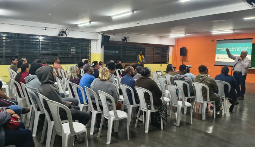 Reunião realizada na noite desta quinta-feira apresentou aos moradores o estágio da regularização, que teve a primeira etapa finalizada e agora segue para as próximas (Divulgação/ PMMC)