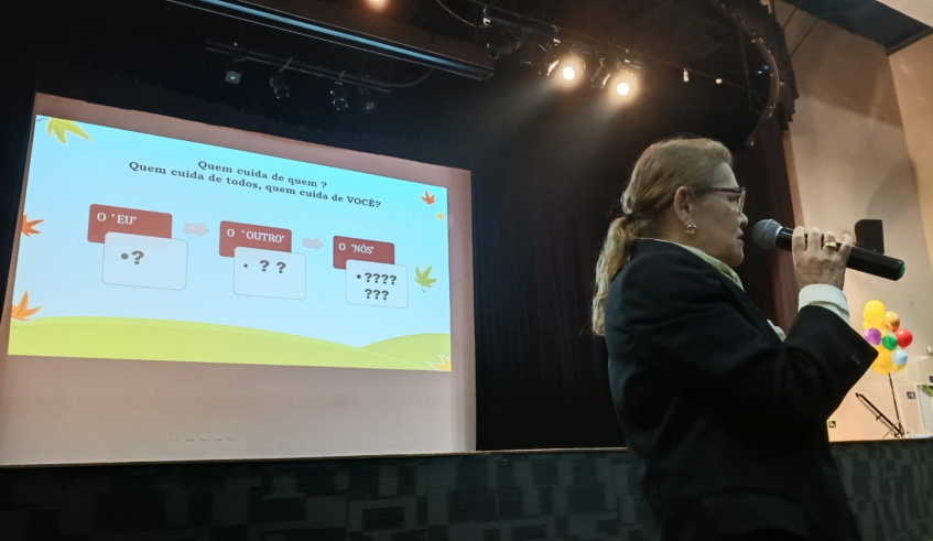 A psicóloga Sueli Ishida, integrante da equipe do ATPE, falou sobre a importância da saúde mental desde a educação infantil. (Divulgação/PMMC)